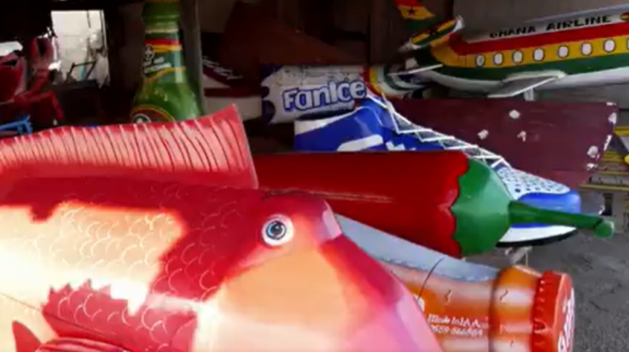 « Chaque fois que quelqu’un passe commande... cela m’enthousiasme » : des cercueils en forme de guitare, de poisson, de chaussure… une étonnante tradition funéraire au Ghana (vidéo)