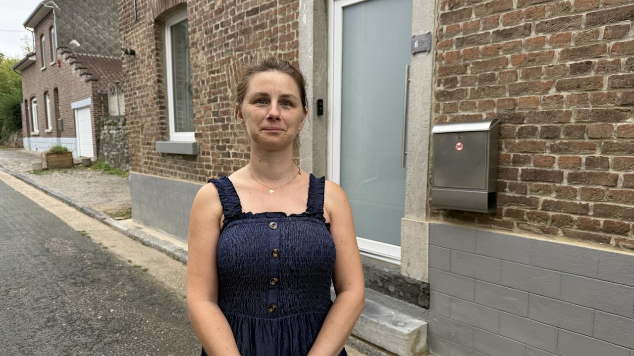 « J’ai peur de me faire faucher par une voiture dès que je sors de chez moi » : Jennifer vit depuis 6 ans sans trottoir à Remicourt (vidéo)
