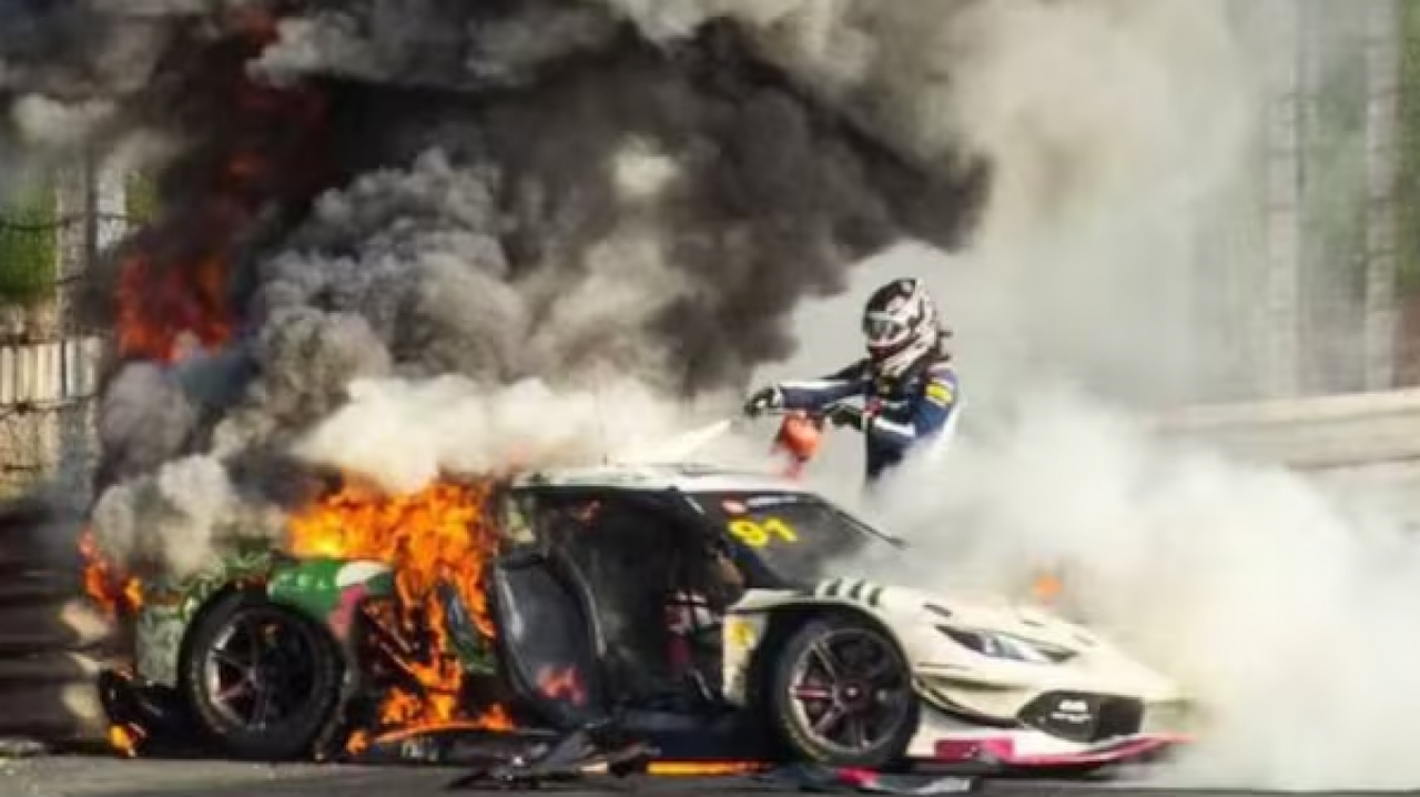 « Je suis encore en vie grâce à lui » : les images folles du sauvetage d’un pilote prisonnier de sa Ferrari en flammes (vidéo)