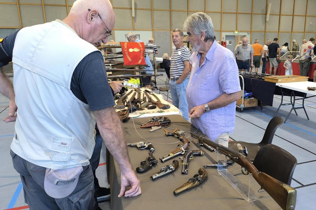 Cuirasses, casques, épées ou poignards… Le salon des armes anciennes de Draguignan a encore fait mouche