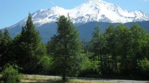 Montagne. Surpris par la nuit et gravement blessé, un randonneur termine son excursion... pieds nus
