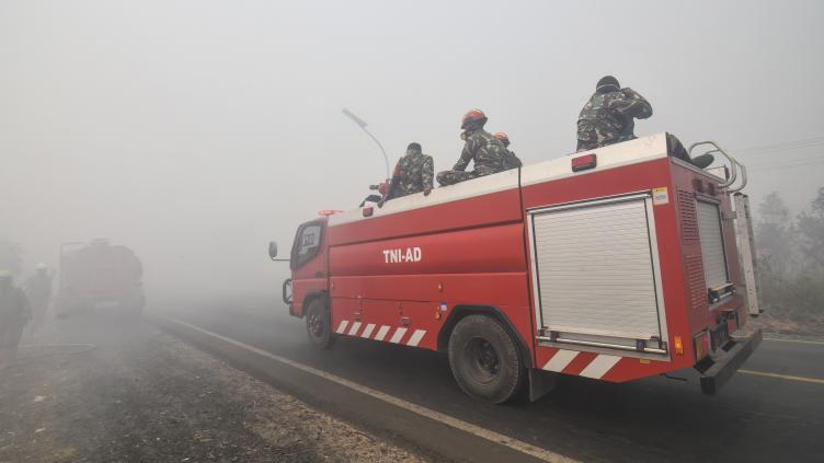 L'Indonésie peine à maîtriser des incendies, les fumées affectent la région
