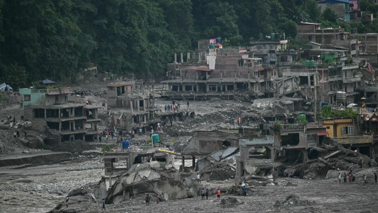 Les secours toujours à la recherche de survivants de la crue au Népal et en Chine