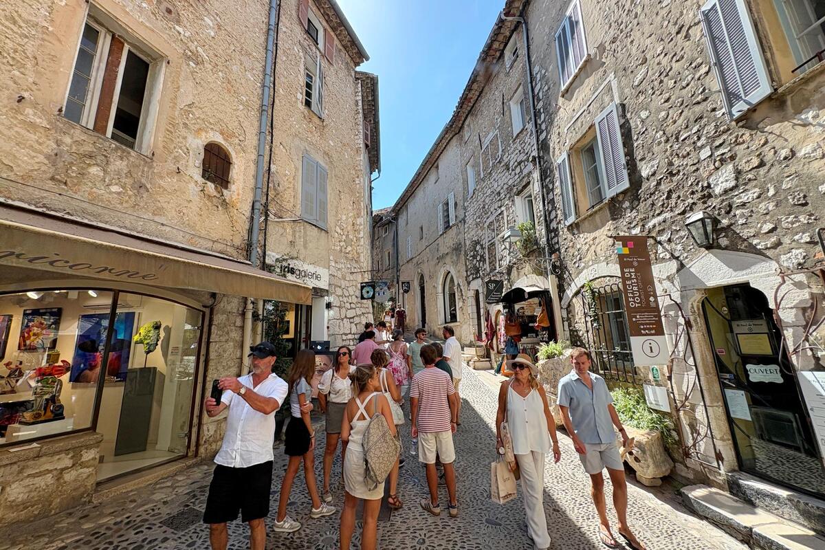 « Les retombées seront pour tout le village » : Saint-Paul-de-Vence sous les feux des projecteurs lundi avec le sommet Lumière en présence d’Emmanuel Macron