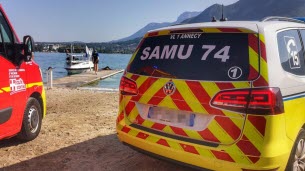 Haute-Savoie. Noyade dans le lac d’Annecy : le corps sans vie d’un homme de 20 ans découvert par un apnéiste, la plage de la Brune de nouveau endeuillée