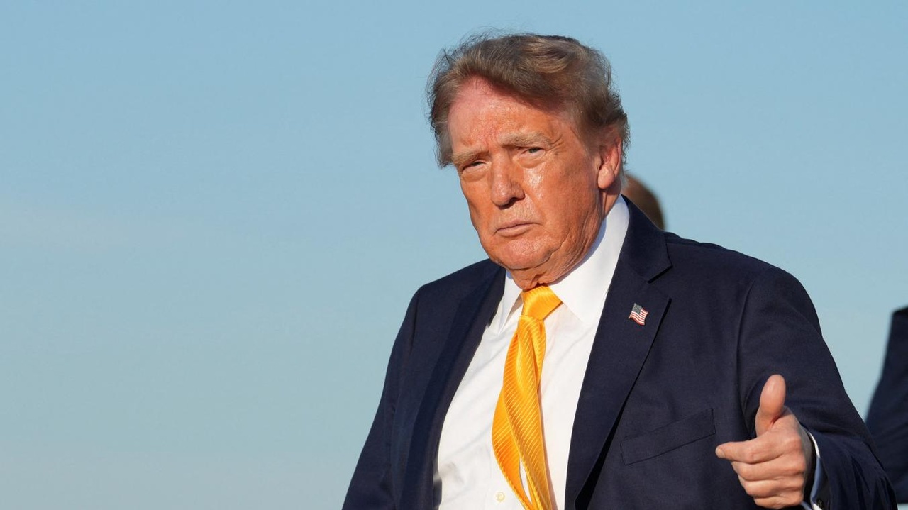 « Les cheveux ? ? ? », « très Pierce Brosnan » : Donald Trump, les images qui troublent de nombreux observateurs (photos)