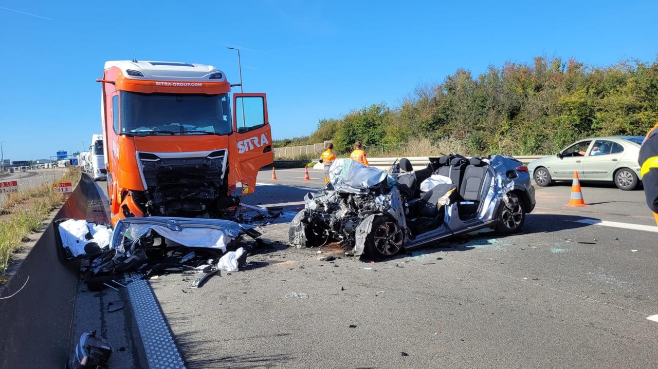 Le choc a été très violent sur l’autoroute : un homme décède dans une grave collision frontale avec un camion en France