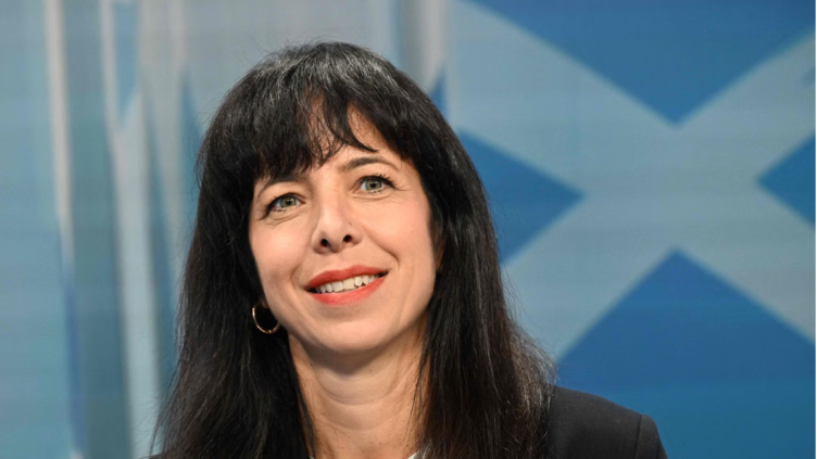 Allemagne: la candidate de la gauche radicale Elif Eralp bientôt première maire de Berlin issue de l'immigration turque?