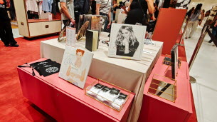 Paris. Avant ses concerts, les fans de Céline Dion s'arrachent les produits dérivés : « On a fait 200 % du chiffre d’affaires que l’on avait prévu sur une journée »