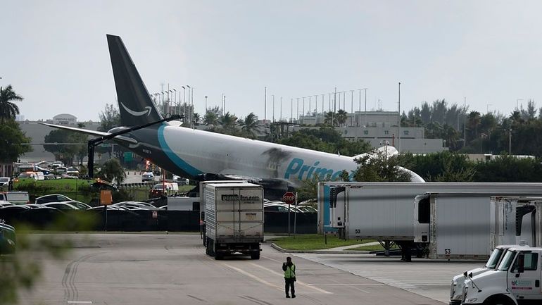 Un avion-cargo d’Amazon sort de piste à Miami et percute des véhicules