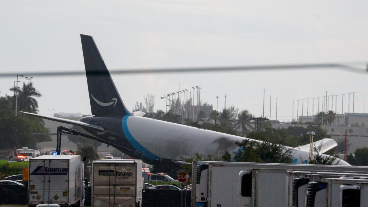 L’horreur à Miami : un avion-cargo d’Amazon sort de piste et percute des véhicules, plusieurs victimes sont à déplorer (photos)