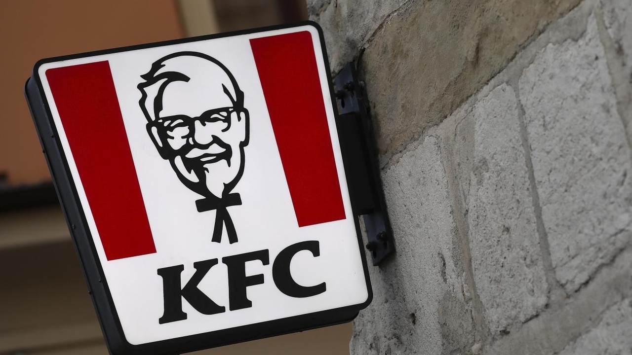 Issam était venu profiter de son dîner au KFC, mais il n’en est jamais ressorti… : « Son corps est resté 30 heures enfermé dans les toilettes, comment est-ce possible ? »