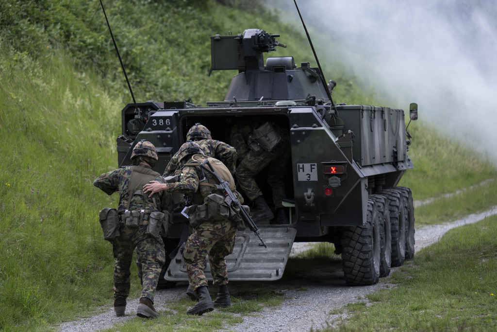 Financement de l’armée suisse: Le Conseil des États approuve une hausse de la TVA
