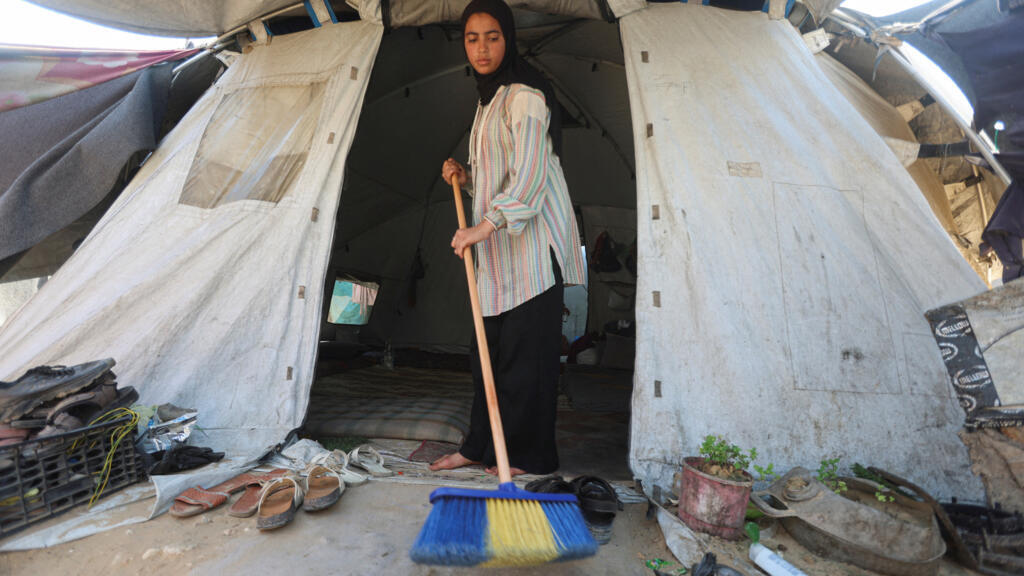 Gaza: malgré les prix, les déplacés construisent des maisons mobiles en bois comme alternative aux tentes