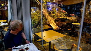 Orange. Une énorme branche s’écrase sur la terrasse d’un restaurant : deux femmes légèrement blessées