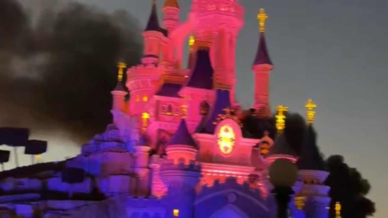 Mais que se passe-t-il ce soir à Disneyland Paris ? « Il y a un incendie de fou », un gros nuage de fumée visible au loin (vidéo)