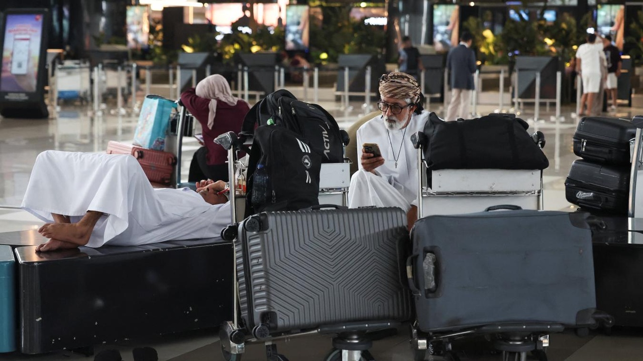 Eruption volcanique en Indonésie : la fermeture de l’aéroport de Jakarta prolongée jusqu’à lundi soir, plus de 1.500 vols concernés
