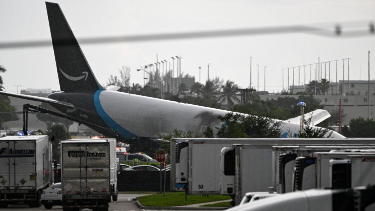 Un avion-cargo d'Amazon sort de piste à son atterrissage à Miami, cinq morts