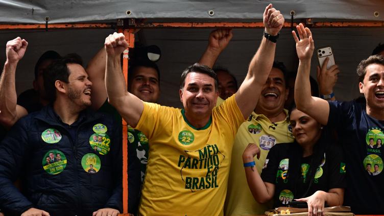 Présidentielle au Brésil: Flavio Bolsonaro surfe sur le scandale