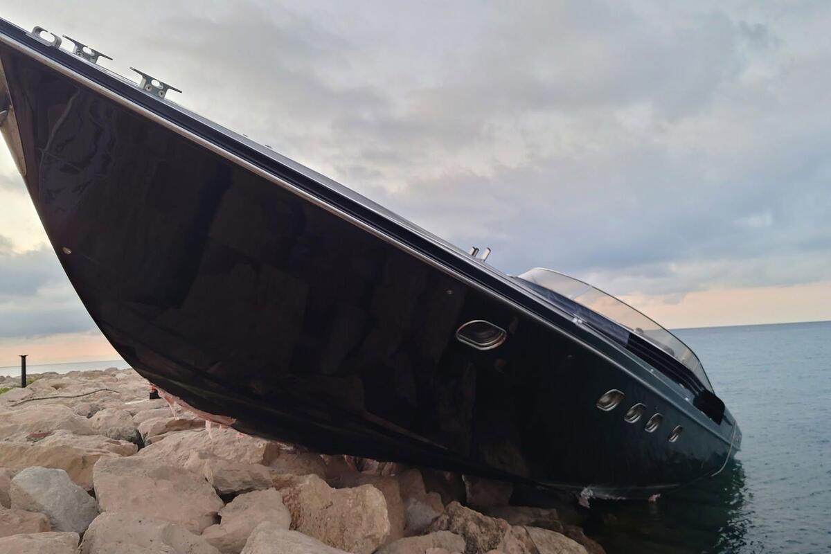 EN IMAGES. Les sauveteurs du Cros de Cagnes à la manœuvre pour sortir un yacht monégasque échoué tout près de l’aéroport de Nice