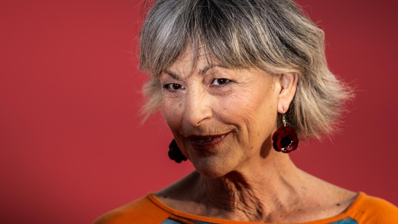 Lio débarque sur le tapis rouge avec une pièce dénichée pour 2 euros
