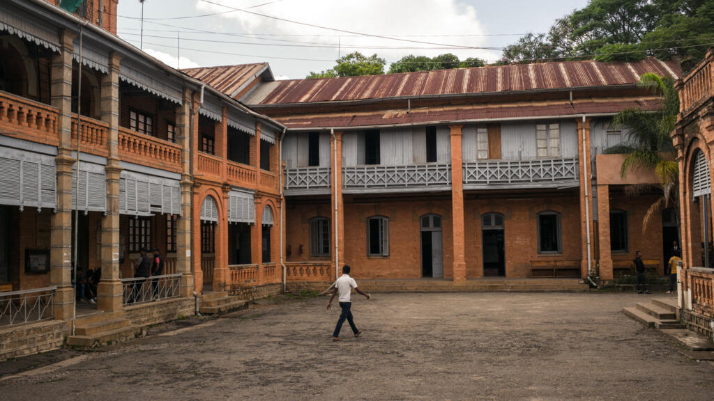 À Madagascar, un recours massif à des enseignants précaires payés directement par les parents d’élèves
