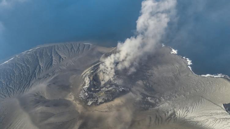 Eruption volcanique en Indonésie: des dizaines de milliers de voyageurs bloqués