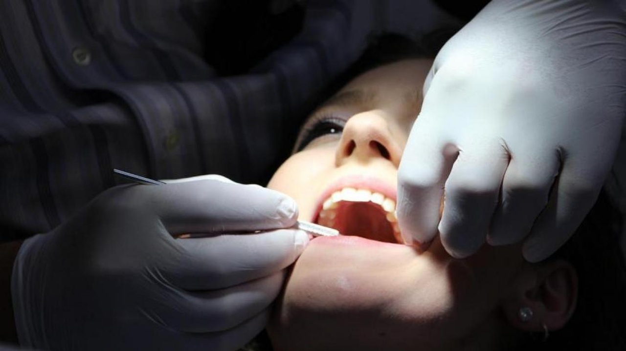Un dentiste soupçonné de 188.000 euros de fraude à l’INAMI : ses assistants auraient été contraints de pratiquer des soins à son nom !