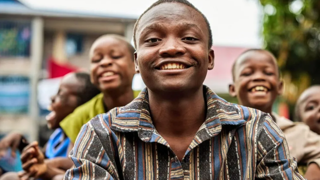 «J'ai été violé à dix ans» : le récit de Lumière Kololo, enfant des rues à Kinshasa, devenu écrivain