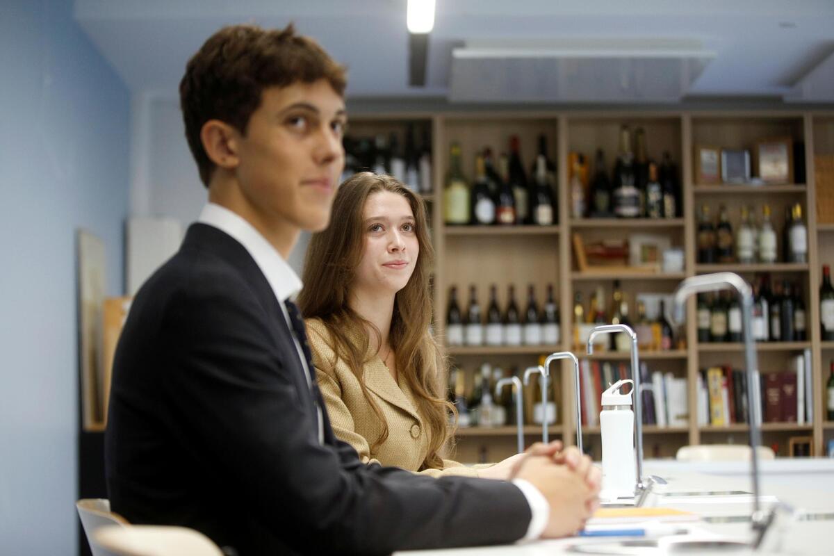 Sabrage, décantage à la bougie, cépages, service... premier bouquet d’élèves pour la promotion Sommellerie du lycée Rainier-III à Monaco