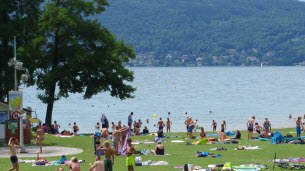 Haute-Savoie. « Il faut envoyer un message clair à ce public qui ne sait pas nager du danger de mort qui le guette » : la maire prend la parole après les deux noyades à Veyrier-du-Lac