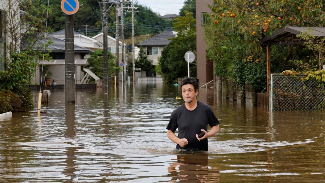 Le typhon Dujuan frappe le Japon : au moins sept morts et des milliers de foyers privés d’électricité (photos et vidéo)