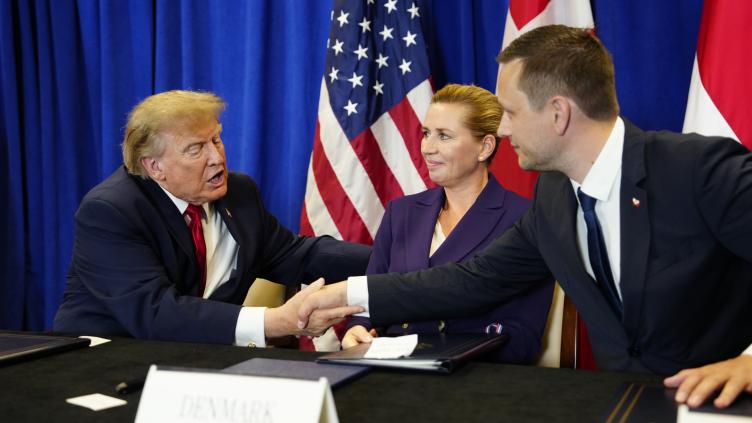 Trump salue l'accord de sécurité avec le Groenland qui va permettre de nouvelles bases