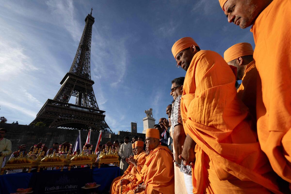 « Rendues invisibles en raison de leur sexe » : la tour Eiffel fermée à la suite d’une grève contre l’éviction du personnel féminin pour la visite d’un groupe hindou