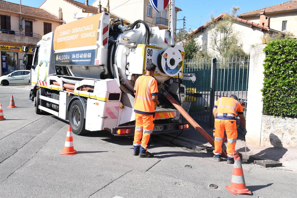 Dix ans après les inondations meurtrières, pourquoi cette commune près de Cannes nettoie 2 367 avaloirs avant l’automne ?