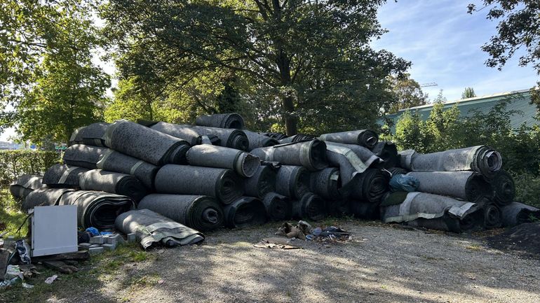 Un stockage illégal : des dizaines de rouleaux de gazon artificiels entreposés sur un parking par Saint-Josse.