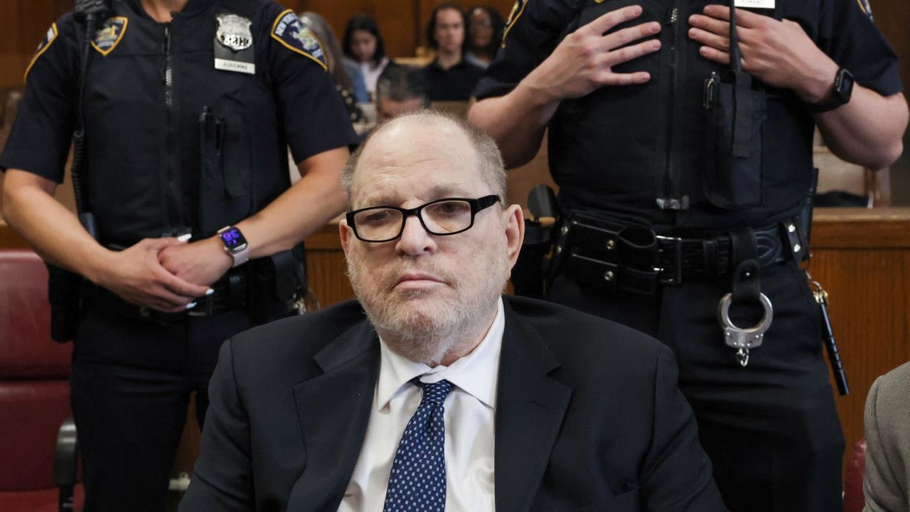 Dernière ligne droite dans le procès Harvey Weinstein aux États-Unis : coupable d’agression sexuelle, l’ex-producteur star devrait connaître sa peine aujourd’hui