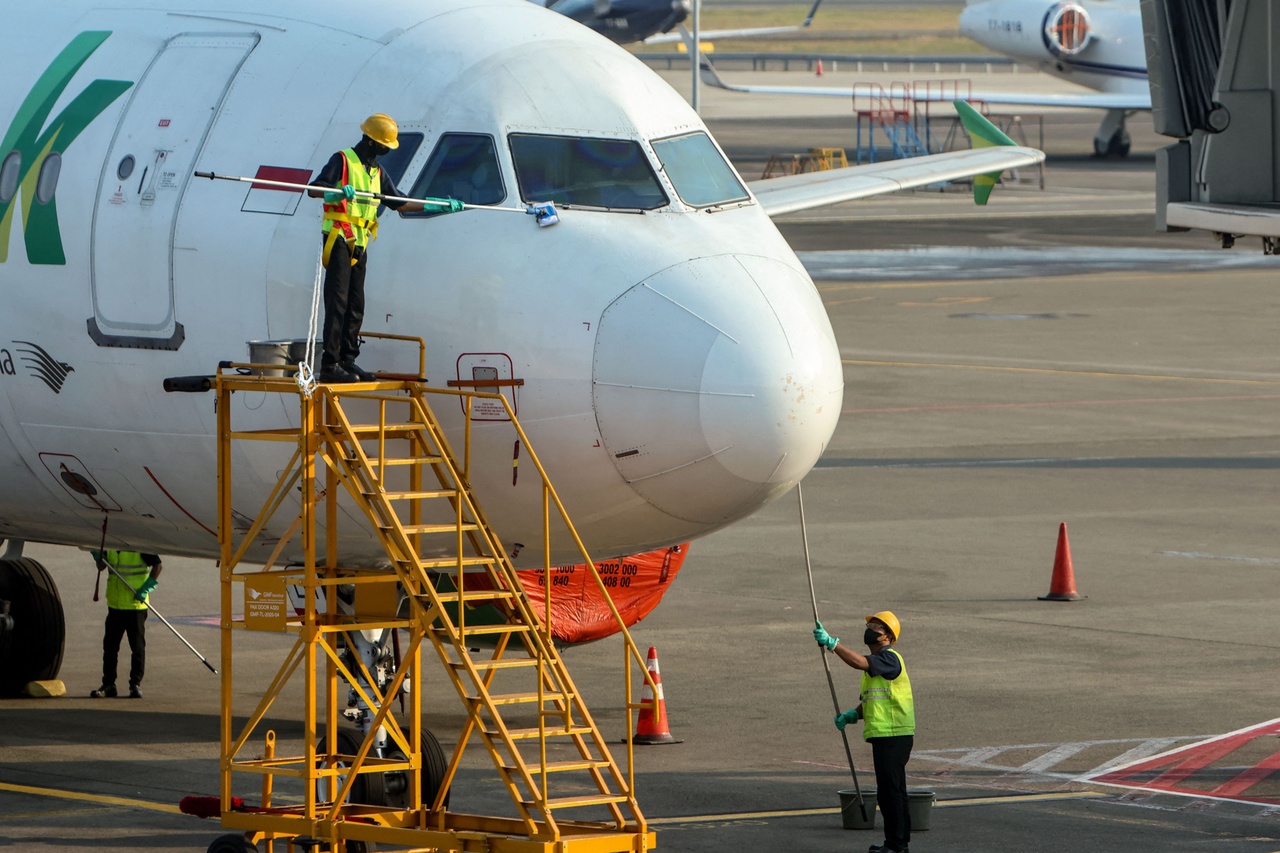 Éruption en Indonésie: Cinq aéroports rouvrent après deux jours de chaos volcanique