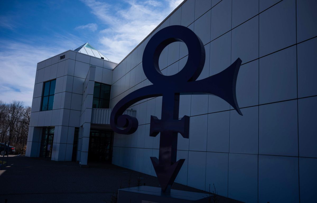 Ajouts posthumes, IA, mensonges, astroturfing ? C’est quoi cette polémique sur le nouvel album de Prince ?