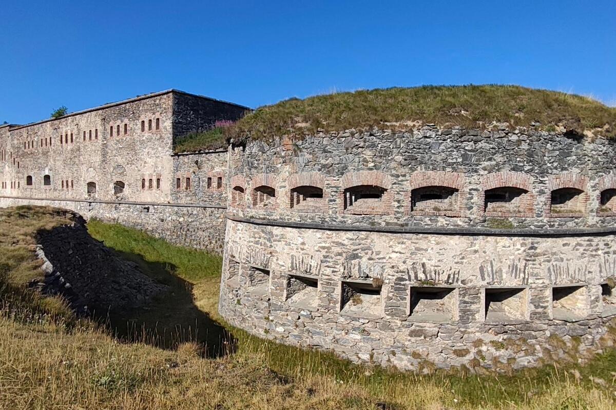 Au col de Tende, une randonnée spectaculaire vous permet de partir sur les traces des anciens forts italiens