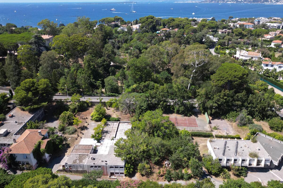 « La Ville s’est opposée à ce que ce terrain soit vendu par l’État à des privés » : on sait ce que vont devenir ces bureaux à l’abandon depuis 2004 au Cap d’Antibes