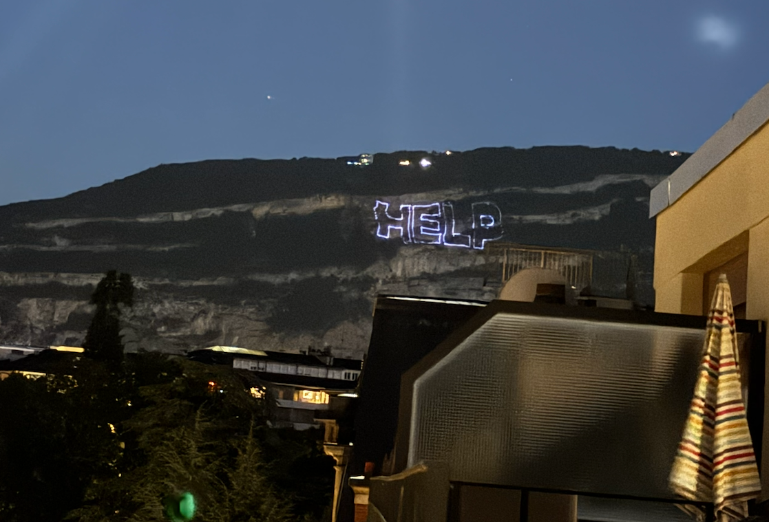 Apparition insolite à Genève: Un mystérieux «HELP» lumineux aperçu sur le Salève