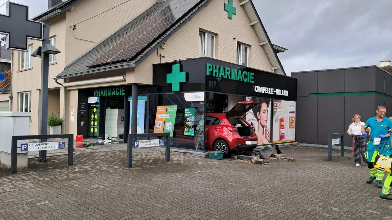 Spectaculaire accident à Namur : une voiture défonce la vitrine d’une pharmacie (vidéo)