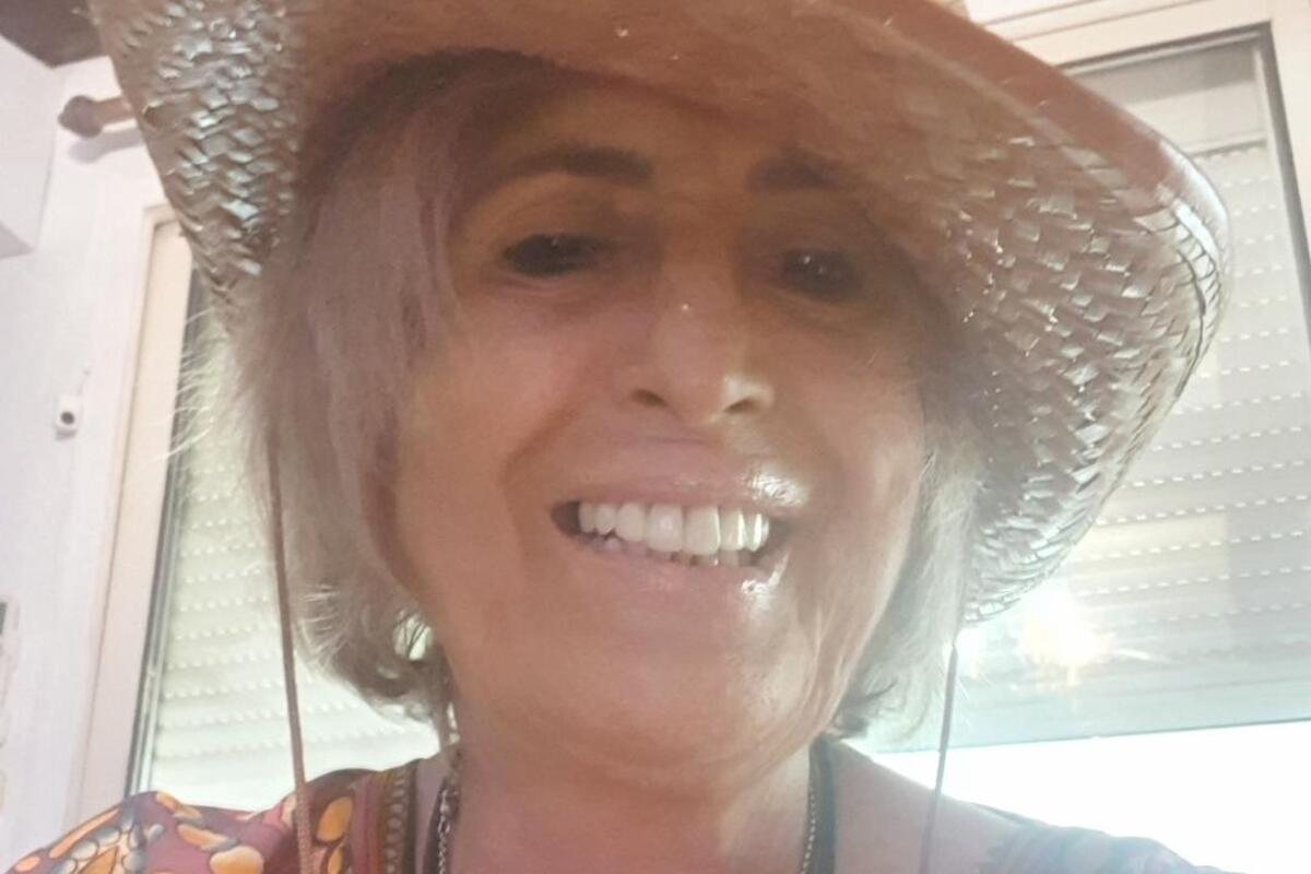 Cette truculente autrice raconte les histoires de sa famille de pieds-noirs dans une comédie jouée à Nice