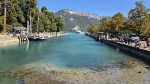 Sécheresse. Le niveau lac d'Annecy continue de baisser : les bateaux à l’arrêt