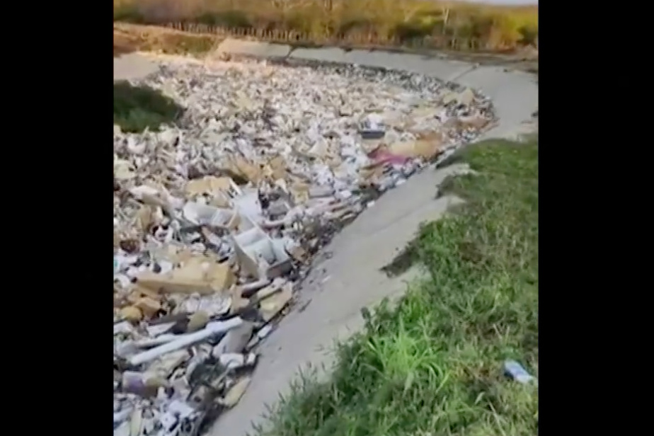 Colombie | Des déchets obstruent un cours d'eau