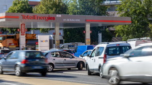 Isère. Files d’attente, voitures en double file et coups de klaxon : chaos autour de la station Total dès qu’une livraison de carburant arrive