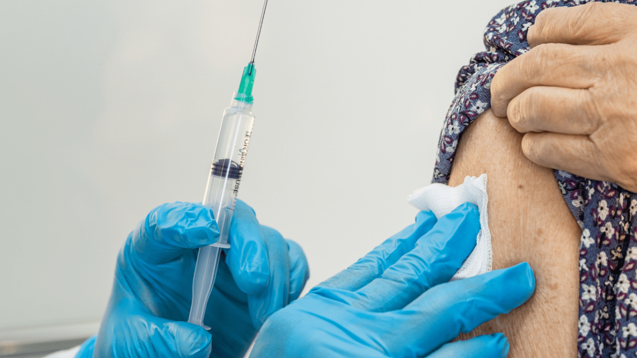 Tous les Belges qui le souhaitent ne pourront peut-être pas se faire vacciner contre la grippe cette année : « Nous en avions commandé un millier et on apprend qu’on n’en reçoit que 200 »