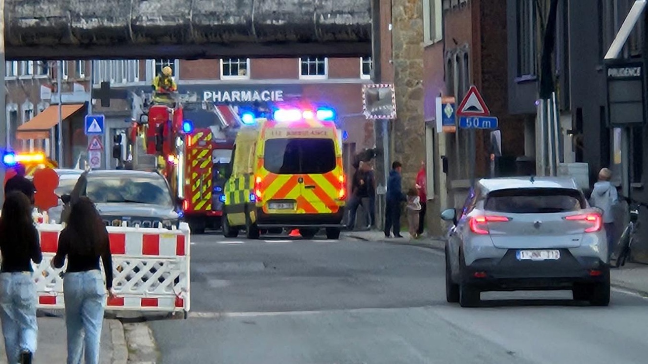 Branle-bas de combat ce mercredi soir à Chaudfontaine : un bâtiment en proie aux flammes, une personne prise en charge par une ambulance