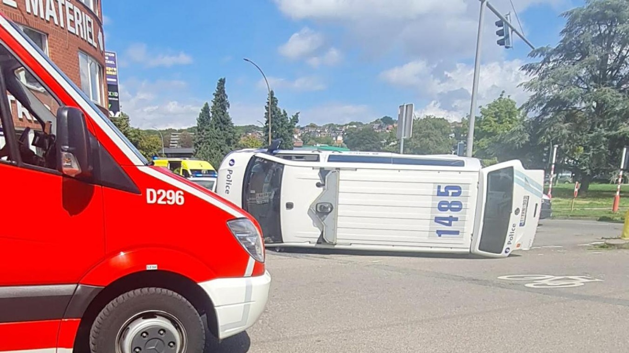 Spectaculaire accident à Liège : un combi de police, en intervention dans les Vennes, se retrouve sur le flanc ! (photos)
